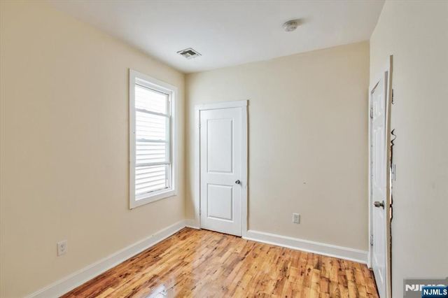 225 10th Street, Newark, NJ 07107