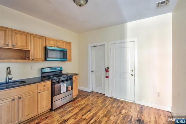 225 10th Street, Newark, NJ 07107