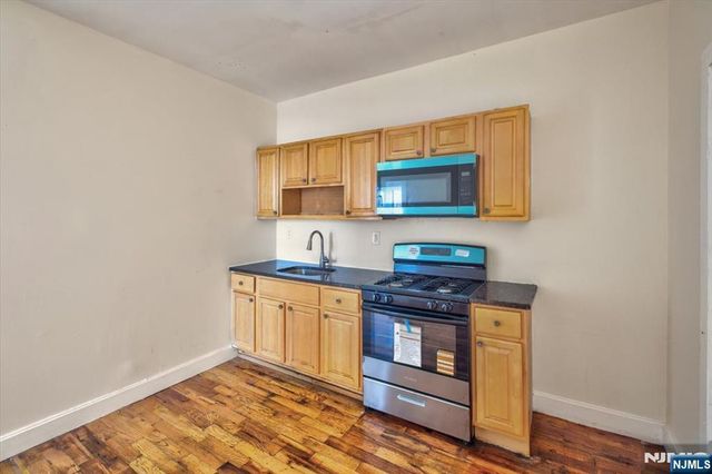 225 10th Street, Newark, NJ 07107