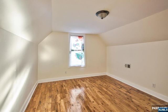 225 10th Street, Newark, NJ 07107
