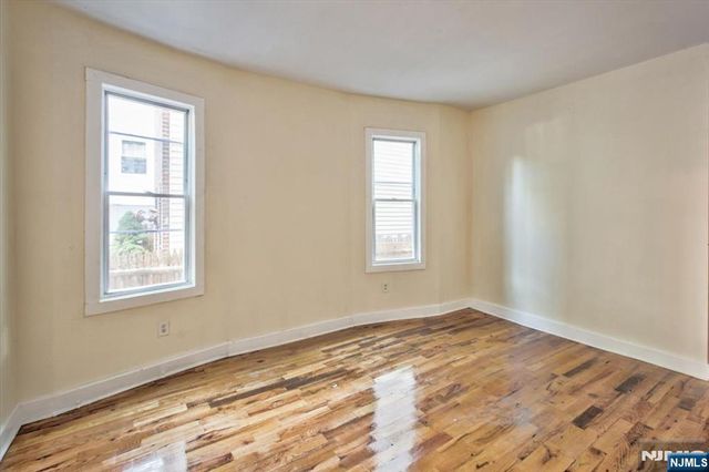 225 10th Street, Newark, NJ 07107
