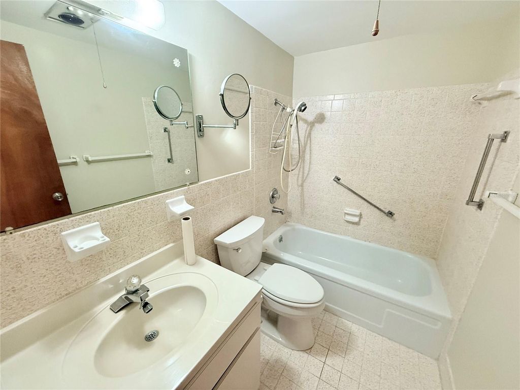 Image 14 of property listing at 5875 18TH STREET N 4, St Petersburg, FL 33714