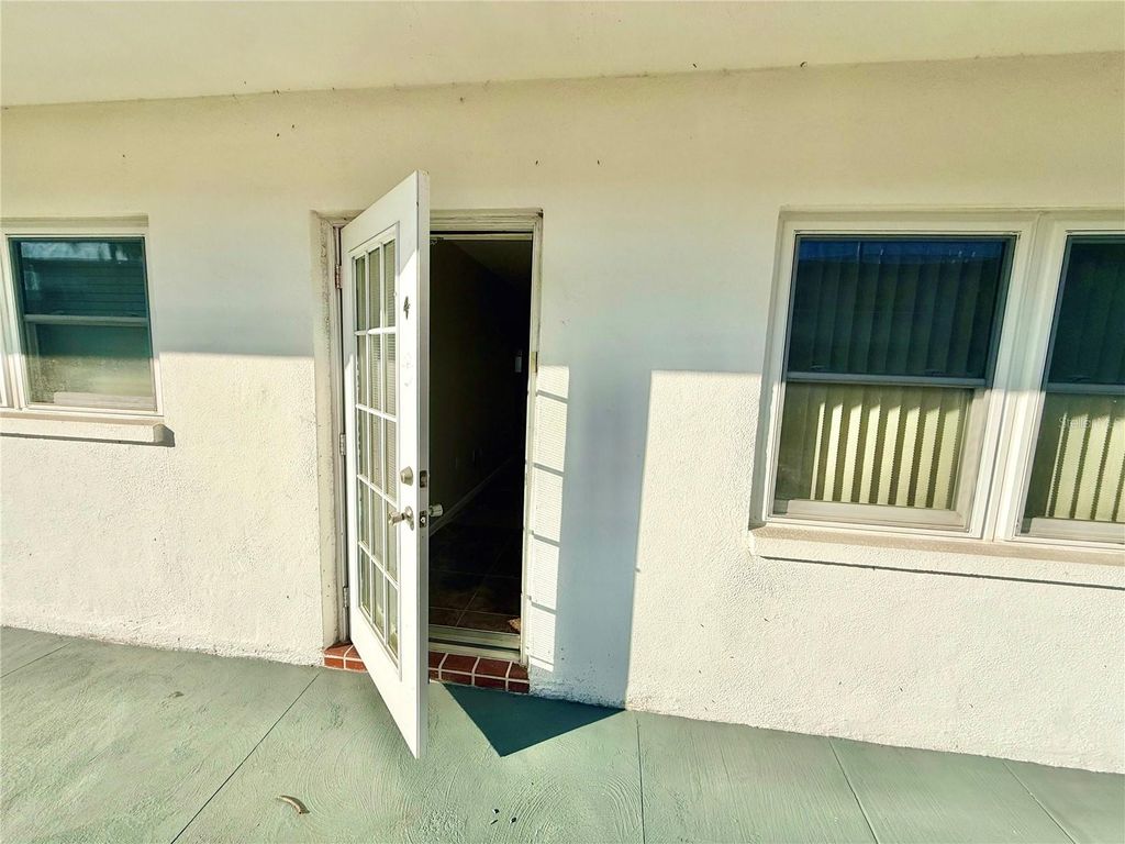 Image 3 of property listing at 5875 18TH STREET N 4, St Petersburg, FL 33714