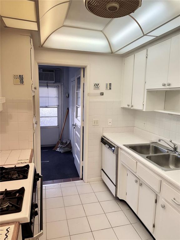 Image 9 of property listing at 5875 18TH STREET N 4, St Petersburg, FL 33714