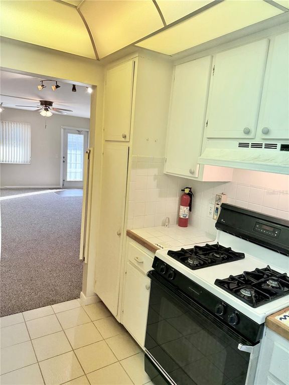 Image 10 of property listing at 5875 18TH STREET N 4, St Petersburg, FL 33714