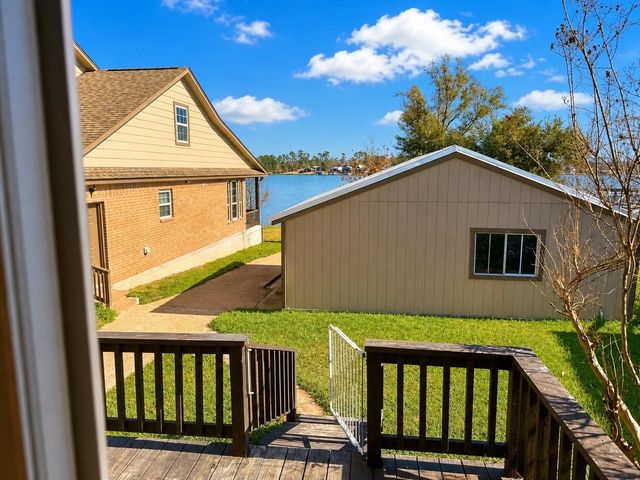 111 7th Avenue, Onalaska, TX 77360