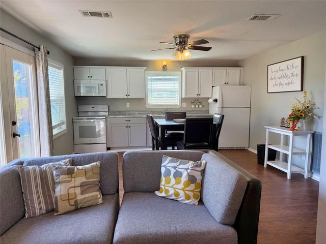 111 7th Avenue, Onalaska, TX 77360