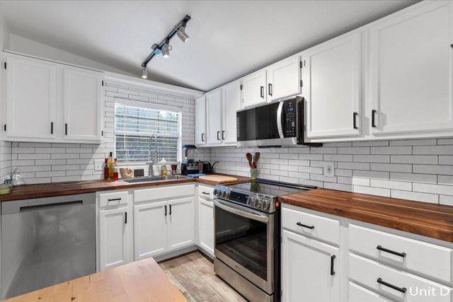 7705 Debbie DR, Volente, TX 78641