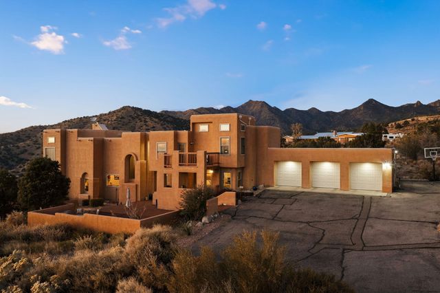 18 Tierra Monte Street NE, Albuquerque, NM 87122