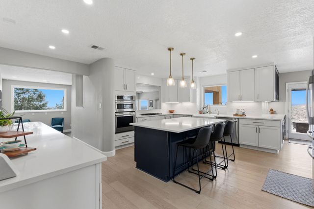 18 Tierra Monte Street NE, Albuquerque, NM 87122