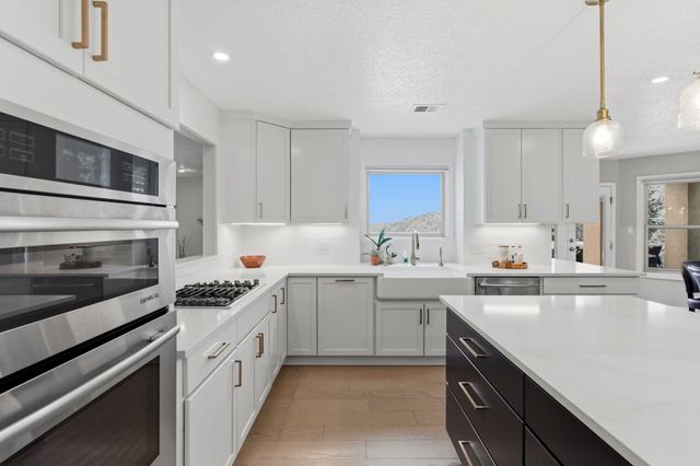 18 Tierra Monte Street NE, Albuquerque, NM 87122