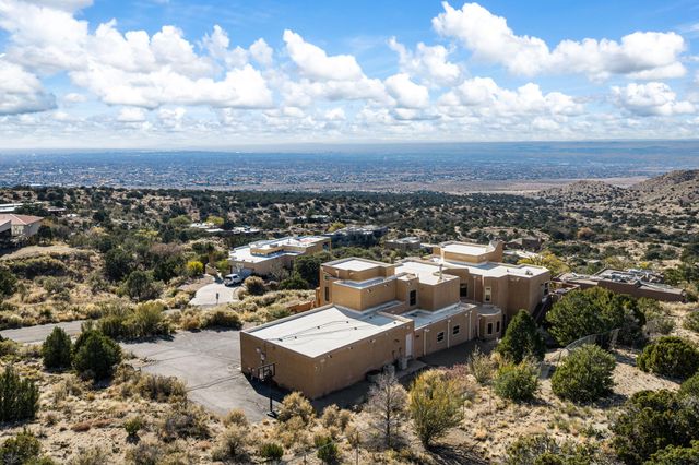 18 Tierra Monte Street NE, Albuquerque, NM 87122