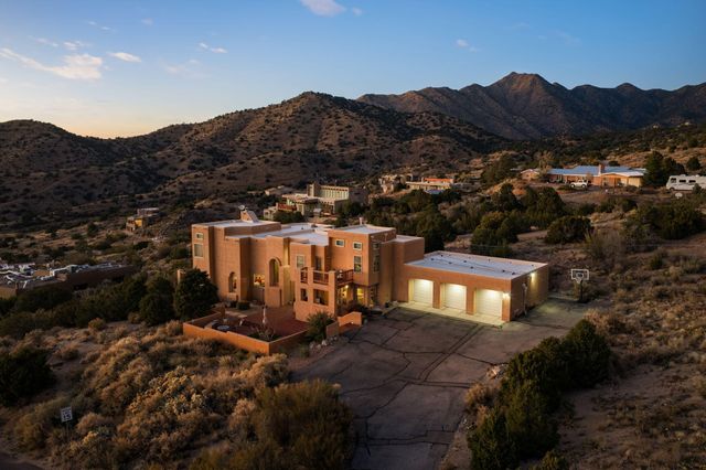 18 Tierra Monte Street NE, Albuquerque, NM 87122