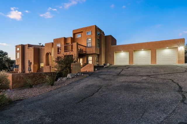 18 Tierra Monte Street NE, Albuquerque, NM 87122