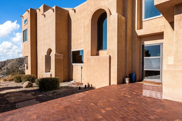 18 Tierra Monte Street NE, Albuquerque, NM 87122