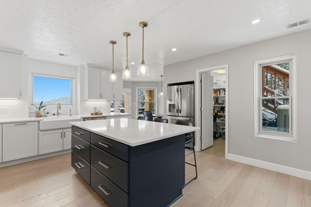 18 Tierra Monte Street NE, Albuquerque, NM 87122