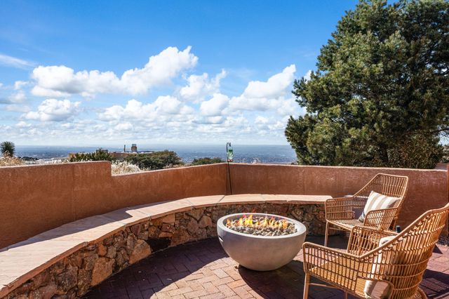 18 Tierra Monte Street NE, Albuquerque, NM 87122