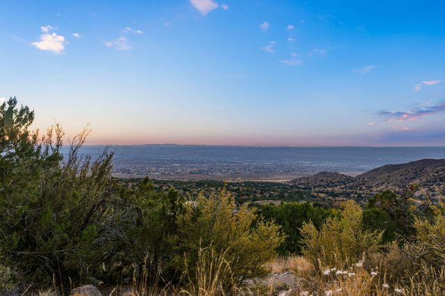 18 Tierra Monte Street NE, Albuquerque, NM 87122