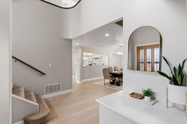 18 Tierra Monte Street NE, Albuquerque, NM 87122