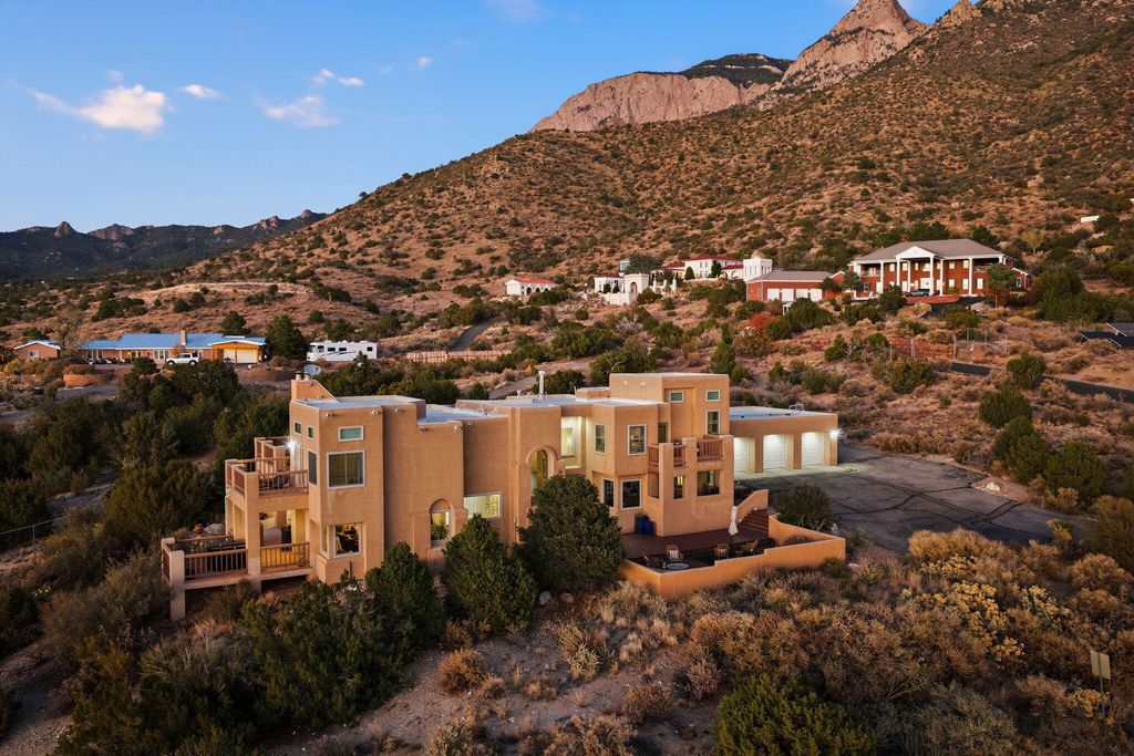 18 Tierra Monte Street NE, Albuquerque, NM 87122