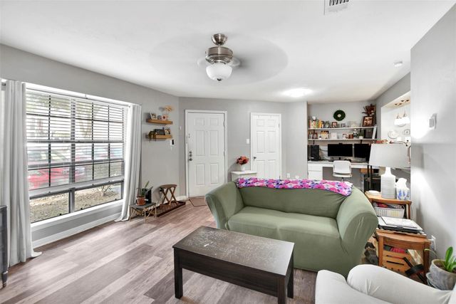 2401 Sycamore Avenue D4, Huntsville, TX 77340