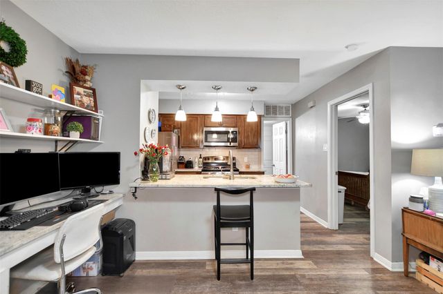 2401 Sycamore Avenue D4, Huntsville, TX 77340