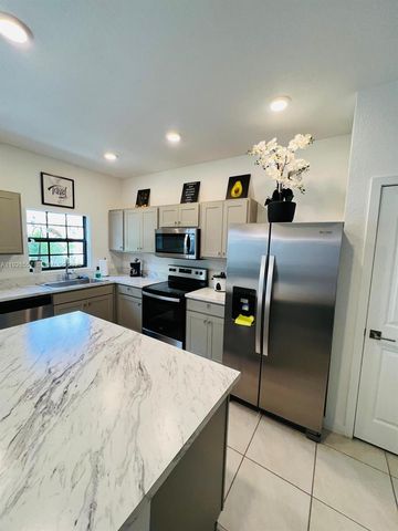 711 SW 11th St, Florida City, FL 33034