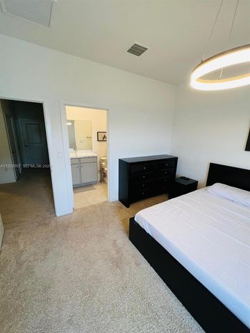 711 SW 11th St, Florida City, FL 33034