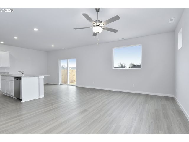 1393 OWL Ave, Woodburn, OR 97071