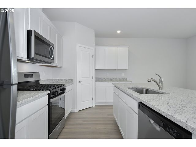 1393 OWL Ave, Woodburn, OR 97071