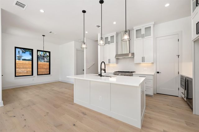 4010 Valley View RD 1B, Austin, TX 78704