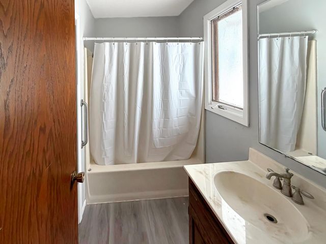 2208 5th Avenue SE, Willmar, MN 56201