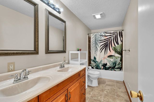 8121 E Lynwood St, Wichita, KS 67207