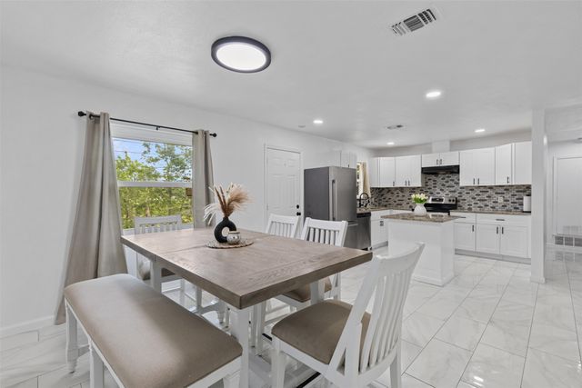 434 W Phillips Court, Grand Prairie, TX 75051