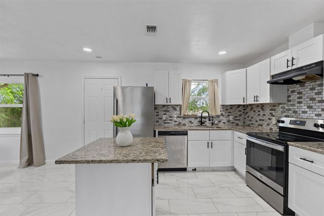 434 W Phillips Court, Grand Prairie, TX 75051