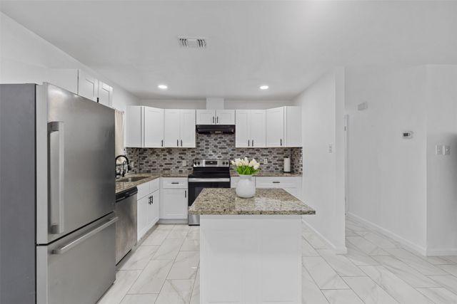 434 W Phillips Court, Grand Prairie, TX 75051