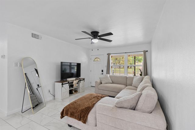 434 W Phillips Court, Grand Prairie, TX 75051