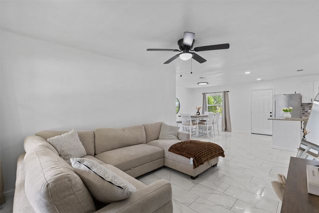 434 W Phillips Court, Grand Prairie, TX 75051