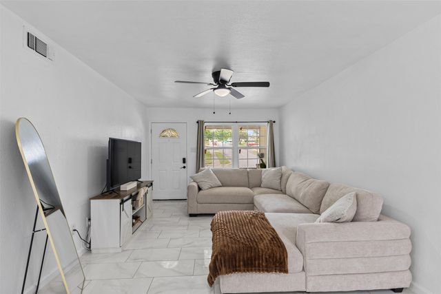 434 W Phillips Court, Grand Prairie, TX 75051