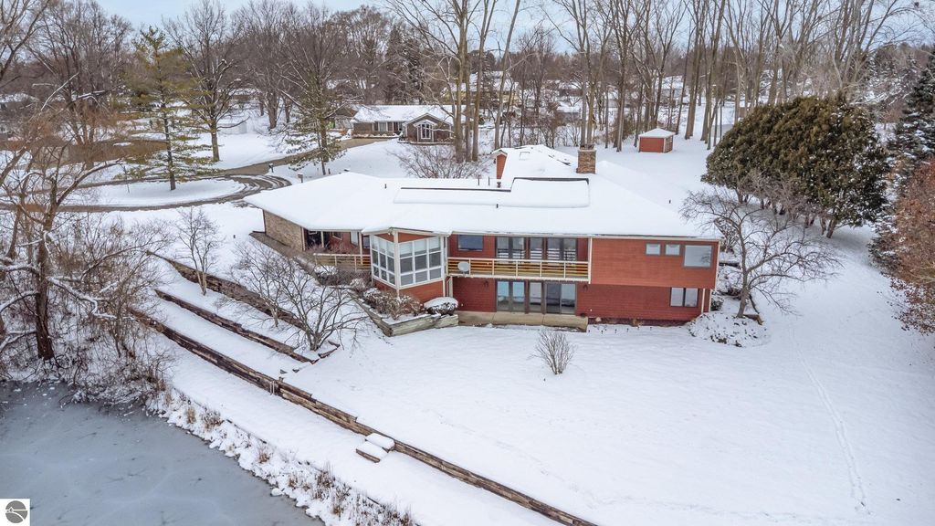 Image 2 of property listing at 5390 Pheasant Court, Alma, MI 48801