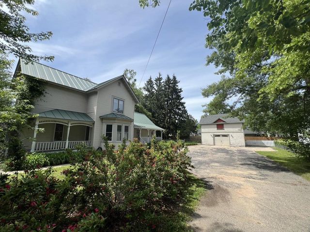 713 E LAKE STREET, Waupaca, WI 54981