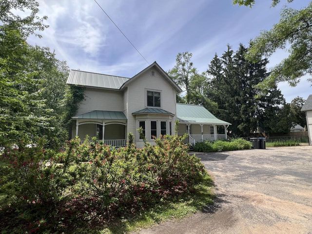713 E LAKE STREET, Waupaca, WI 54981