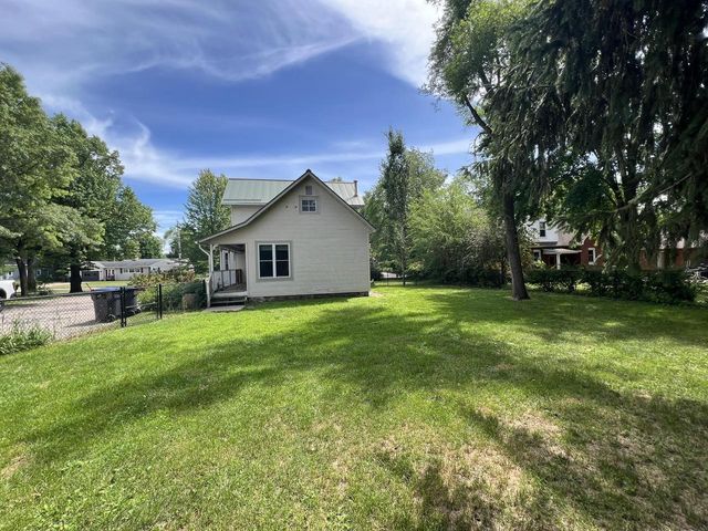 713 E LAKE STREET, Waupaca, WI 54981