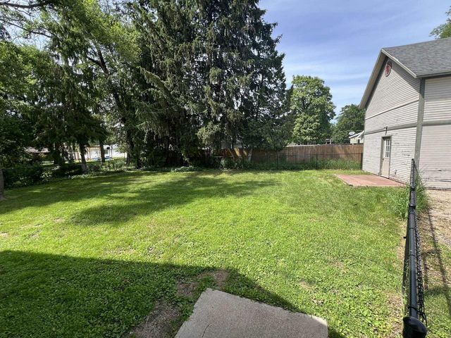 713 E LAKE STREET, Waupaca, WI 54981