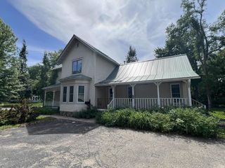 713 E LAKE STREET, Waupaca, WI 54981
