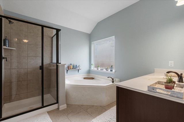 1672 Treeta TRL, Kyle, TX 78640