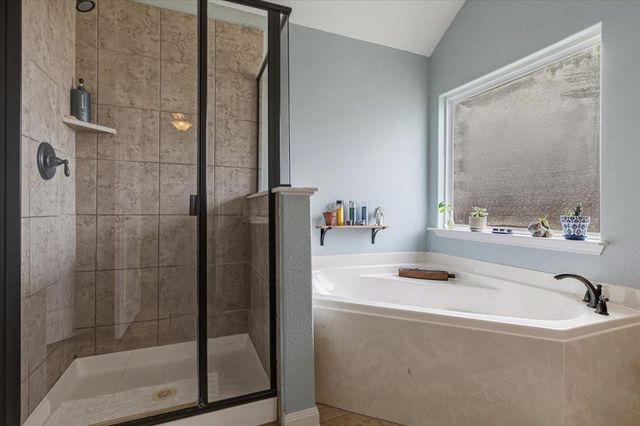 1672 Treeta TRL, Kyle, TX 78640