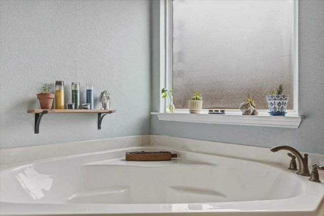 1672 Treeta TRL, Kyle, TX 78640