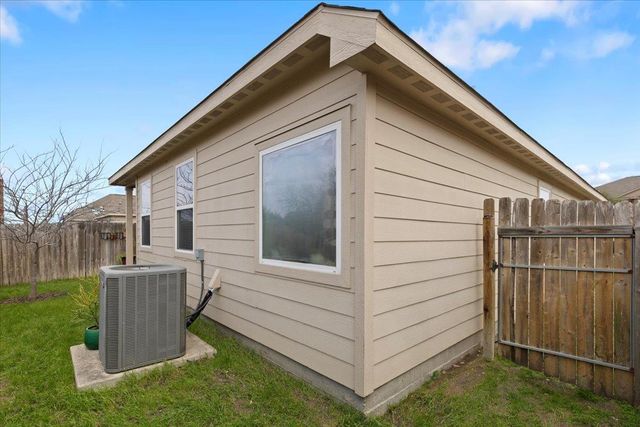 1672 Treeta TRL, Kyle, TX 78640