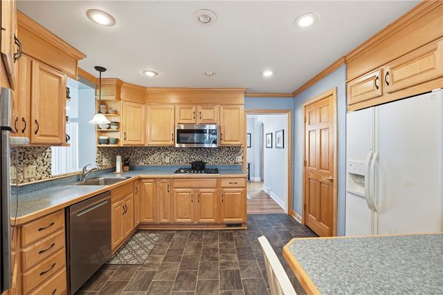 421 E Washington Blvd, Grove City Boro, PA 16127